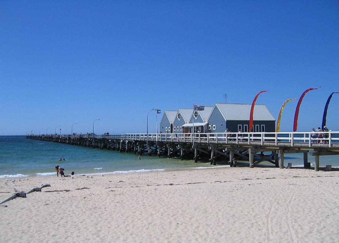 Busselton Jetty — Austrália
Com cerca de 1,8 km de extensão, o Busselton Jetty avança pelas águas da Austrália Ocidental e está entre os mais longos píeres de madeira do mundo. Um pequeno trem percorre sua extensão e leva visitantes até um observatório submarino.
