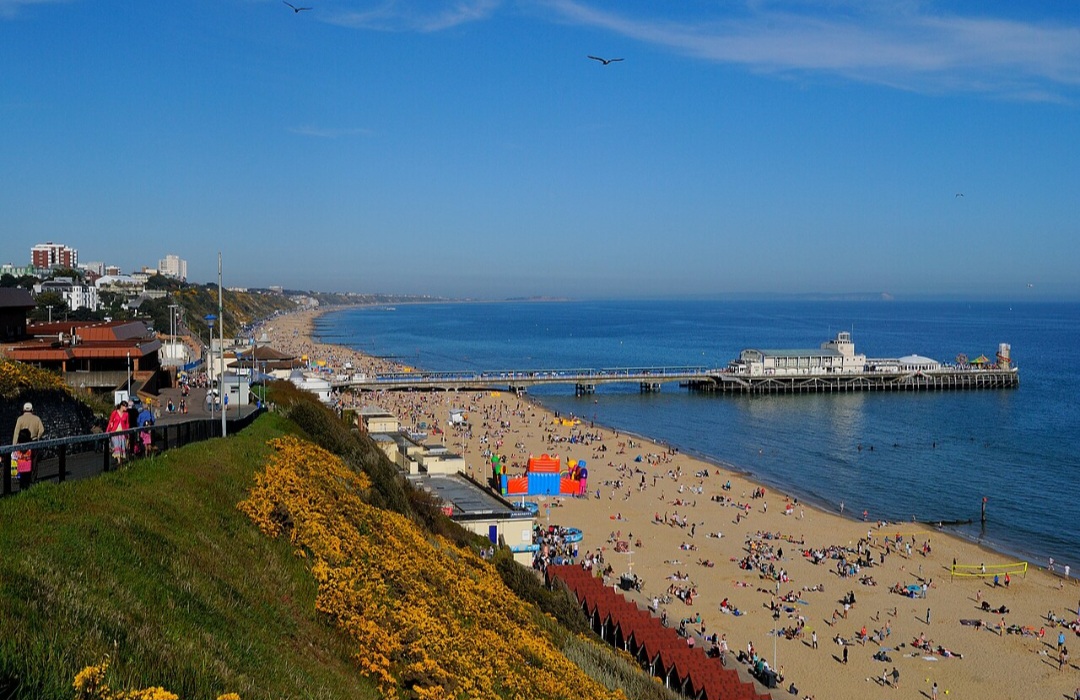 Bournemouth Pier — Inglaterra
Construído na costa sul inglesa, o Bournemouth Pier tornou-se um dos símbolos turísticos da cidade. Além dos passeios sobre o mar, a região concentra praias, restaurantes e diversas opções de lazer.