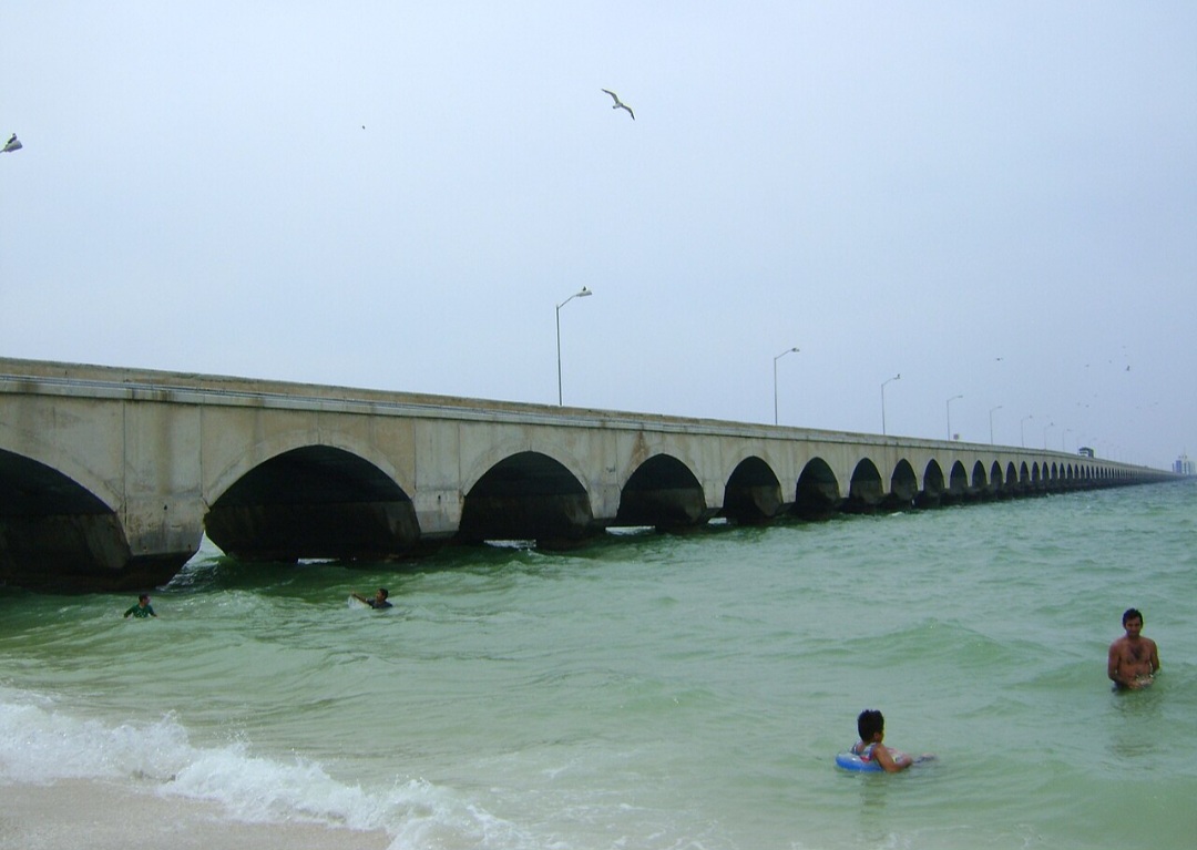 Progreso Pier — México
Localizado em Yucatán, o píer de Progreso chama atenção principalmente por suas dimensões: sua estrutura portuária avança vários quilômetros pelo Golfo do México. A enorme extensão foi necessária por causa das águas rasas próximas à costa.