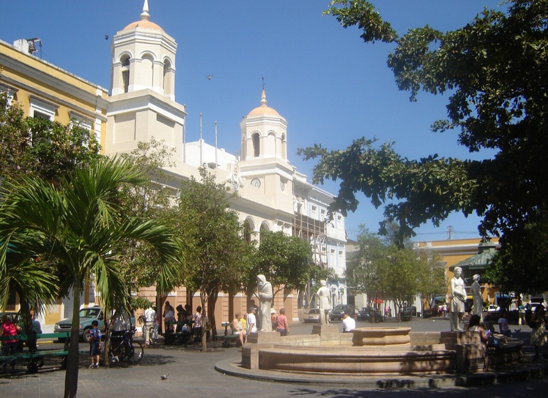 O coração histórico da capital é o Viejo San Juan, conhecido pelas construções coloniais e pelas ruas estreitas de paralelepípedos. O bairro preserva séculos da presença espanhola na ilha e concentra alguns dos principais monumentos de Porto Rico.