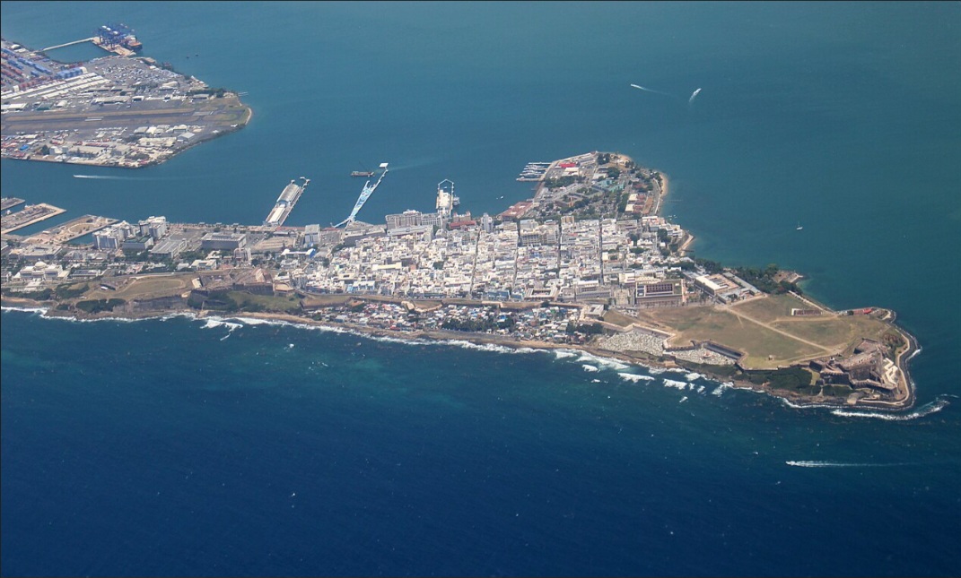A localização estratégica de San Juan tornou a cidade um importante posto militar espanhol no Caribe. Para protegê-la de ataques estrangeiros, foram erguidas muralhas e enormes fortificações. Partes desse sistema defensivo permanecem preservadas até hoje.