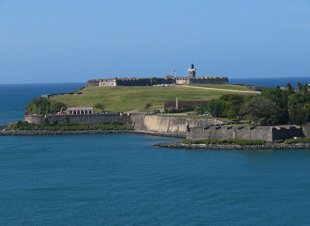 Erguido na entrada da Baía de San Juan, o Castillo San Felipe del Morro começou a ser construído pelos espanhóis no século XVI. A fortaleza foi ampliada diversas vezes e ajudava a impedir que embarcações inimigas alcançassem o porto.
