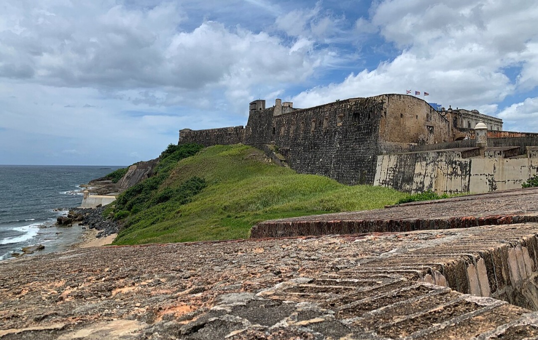 Outra construção impressionante é o Castillo San Cristóbal, desenvolvido principalmente entre os séculos XVII e XVIII. Enquanto El Morro protegia a entrada da baía, San Cristóbal foi projetado sobretudo para defender a cidade contra ataques vindos por terra.