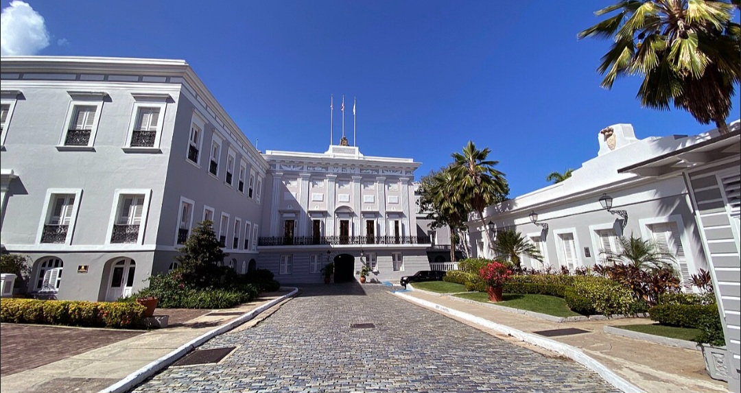 Construída no século XVI para ajudar na defesa de San Juan, La Fortaleza acabou transformada na residência oficial do governador de Porto Rico. O edifício continua exercendo essa função, sendo um dos grandes símbolos históricos e políticos da ilha.