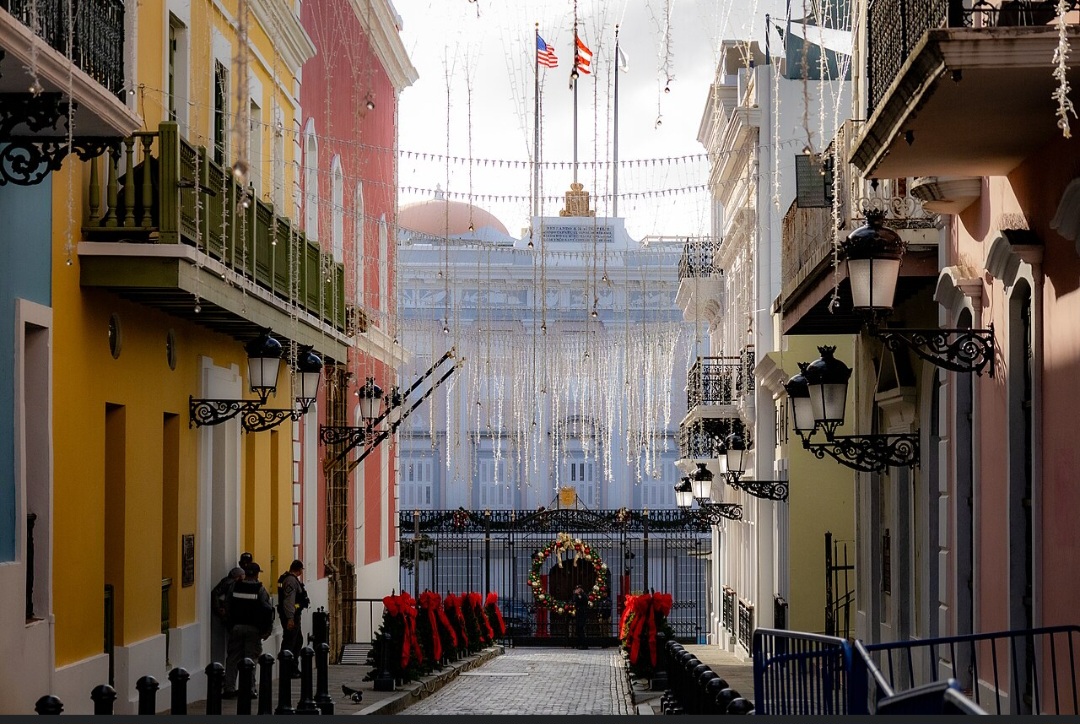 O Viejo San Juan chama atenção também pelas fachadas coloridas de suas construções históricas. Praças, sacadas, igrejas e ruas de paralelepípedos ajudam a preservar a atmosfera colonial e transformaram a região em uma das áreas mais visitadas da capital.