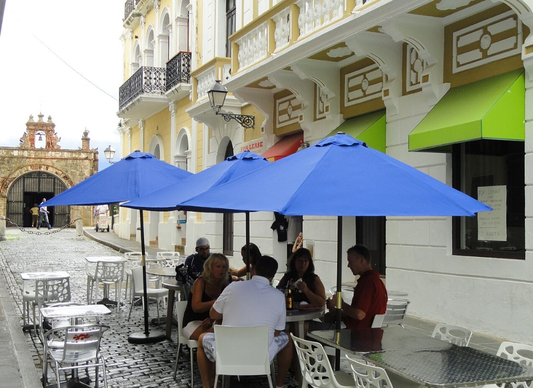 Colônia espanhola por cerca de quatro séculos, Porto Rico foi cedido aos Estados Unidos em 1898 e hoje é um território americano com governo próprio. Seus cerca de 3,2 milhões de habitantes são, em sua maioria, cidadãos dos EUA, mas quem vive na ilha não vota para presidente americano. Espanhol e inglês são idiomas oficiais, e Porto Rico tem bandeira e delegação próprias nos Jogos Olímpicos.