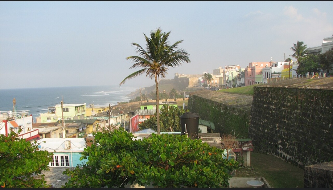 História, praias, gastronomia e arquitetura fizeram de San Juan o principal centro turístico de Porto Rico. A capital também recebe navios de cruzeiro e funciona como ponto de partida para visitantes interessados em conhecer outras regiões da ilha.