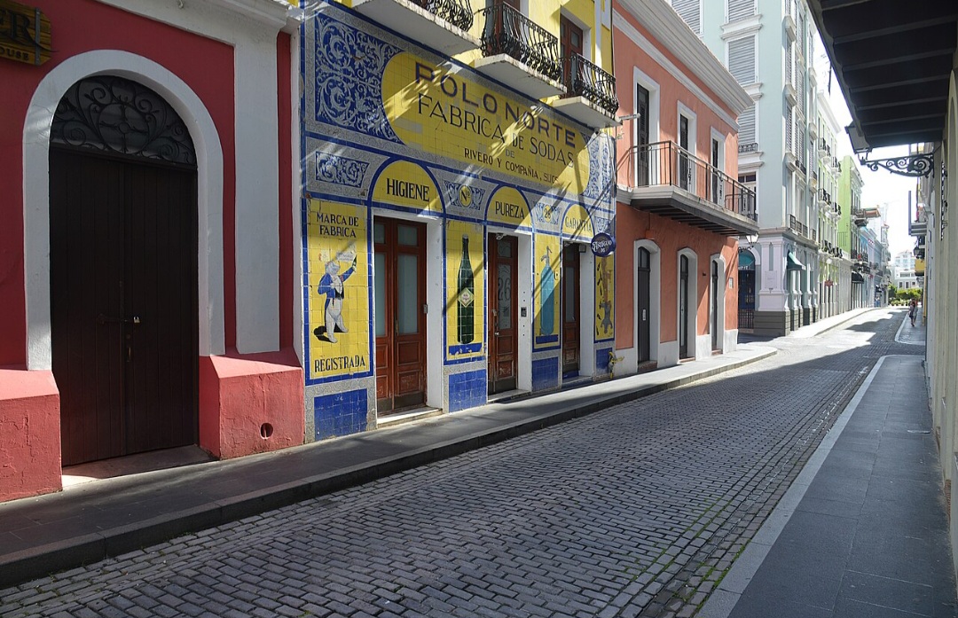 Fundada pelos espanhóis em 1521, San Juan é uma das cidades mais antigas sob jurisdição dos Estados Unidos e antecede qualquer cidade fundada por europeus nos atuais 50 estados. A capital não pertence a nenhum estado americano, mas integra o território dos Estados Unidos.