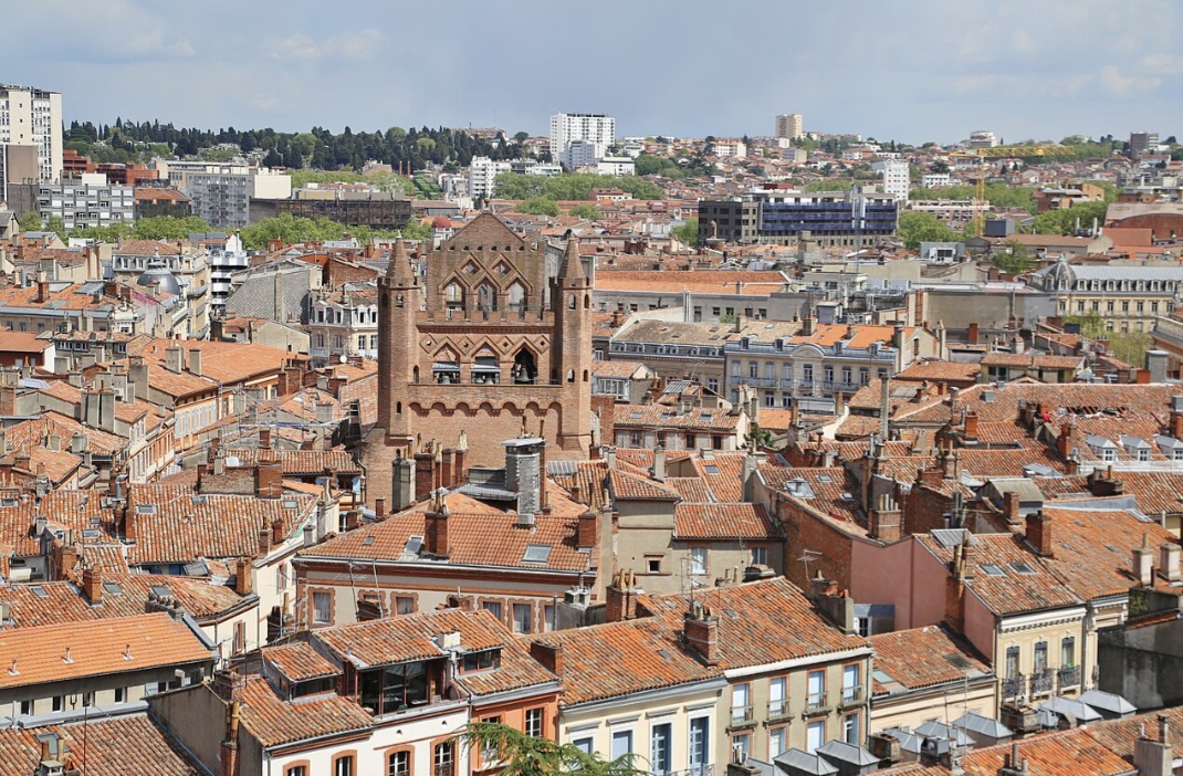 Toulouse
Capital da Occitânia, Toulouse é conhecida como Cidade Rosa devido aos tijolos avermelhados de muitos de seus edifícios. Banhada pelo Rio Garonne, destaca-se pela Praça do Capitólio, pela Basílica de Saint-Sernin e pelo patrimônio arquitetônico.