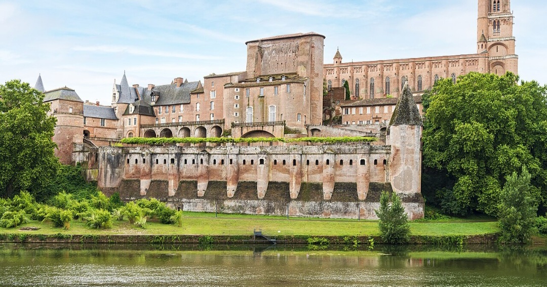 Albi
Às margens do Rio Tarn, Albi impressiona pela arquitetura de tijolos vermelhos. Seu principal monumento é a Catedral de Santa Cecília, uma imponente construção gótica. A cidade também abriga um museu dedicado ao pintor Toulouse-Lautrec, que nasceu ali.