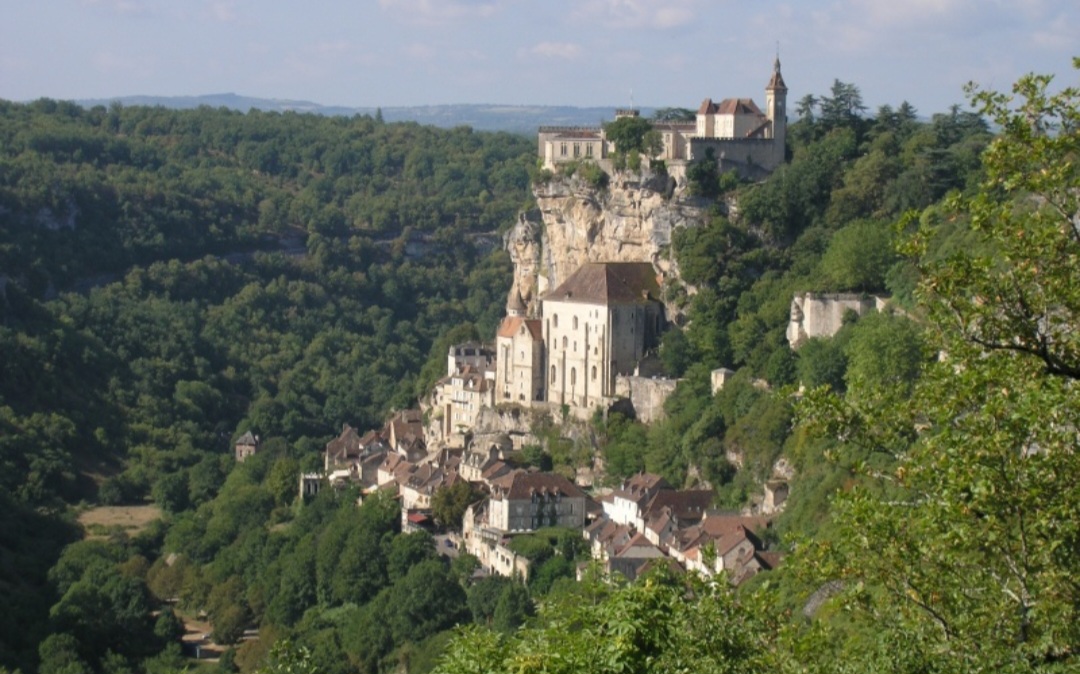 Rocamadour
Construído sobre uma encosta rochosa, o vilarejo de Rocamadour parece desafiar a gravidade. Suas casas e santuários se distribuem em diferentes níveis de uma falésia. O local é um importante destino de peregrinação religiosa desde a Idade Média.