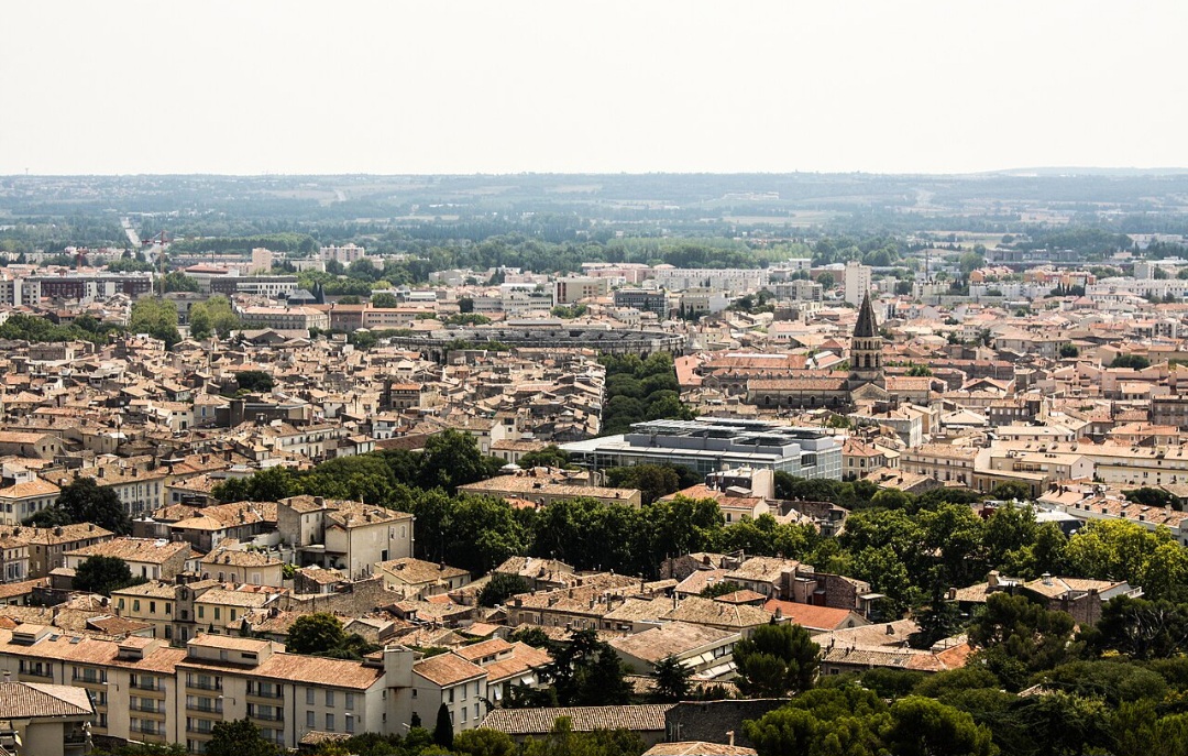 Nîmes
Conhecida por seu patrimônio romano, Nîmes preserva um dos anfiteatros mais bem conservados da Antiguidade. Construída no século I, a arena continua recebendo eventos culturais. Outro destaque é a Maison Carrée, templo romano reconhecido pela Unesco.