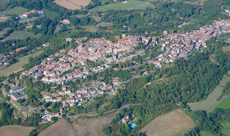 Cordes-sur-Ciel
Erguida no alto de uma colina, Cordes-sur-Ciel encanta pelas ruas estreitas, construções de pedra e arquitetura gótica. Fundada no século XIII, a vila frequentemente aparece envolta em névoa, criando a impressão de estar suspensa acima das nuvens.