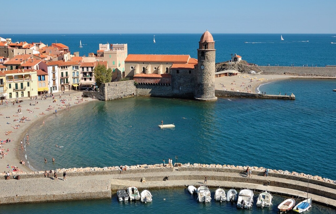 Collioure
Às margens do Mediterrâneo, Collioure combina praias, casario colorido e monumentos históricos. A cidade inspirou artistas como Henri Matisse e André Derain, ligados ao movimento fauvista. Seu castelo real e a igreja à beira-mar são cartões-postais.