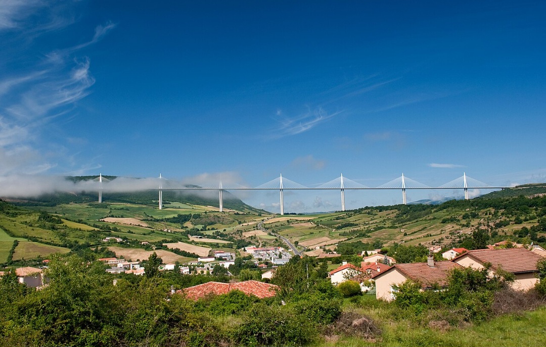 Viaduto de Millau
Inaugurado em 2004, o Viaduto de Millau é uma das grandes obras da engenharia contemporânea. A ponte atravessa o vale do Rio Tarn e possui um conjunto de pilares e mastros que alcança 343 metros de altura, superando a Torre Eiffel.