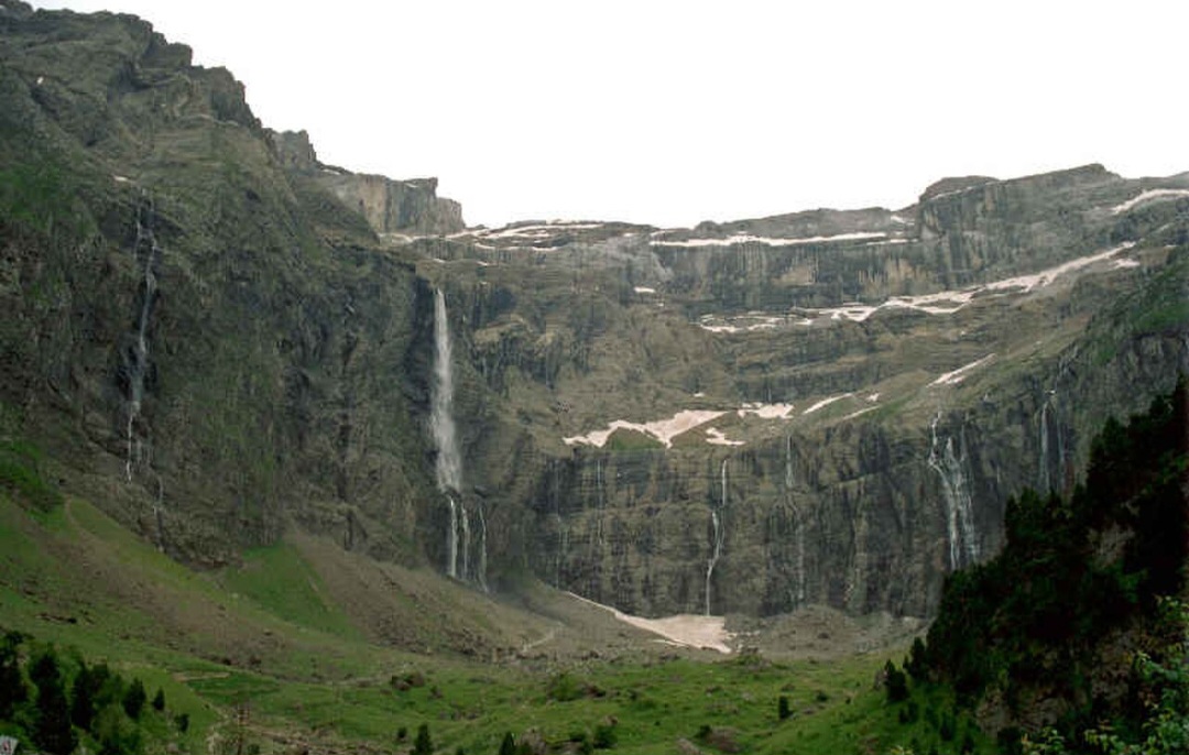 Cirque de Gavarnie
Nos Pireneus franceses, o Cirque de Gavarnie é uma gigantesca formação natural cercada por paredões rochosos que ultrapassam 1.500 metros de desnível. O cenário abriga uma das cachoeiras mais altas da Europa e integra uma área reconhecida pela Unesco.