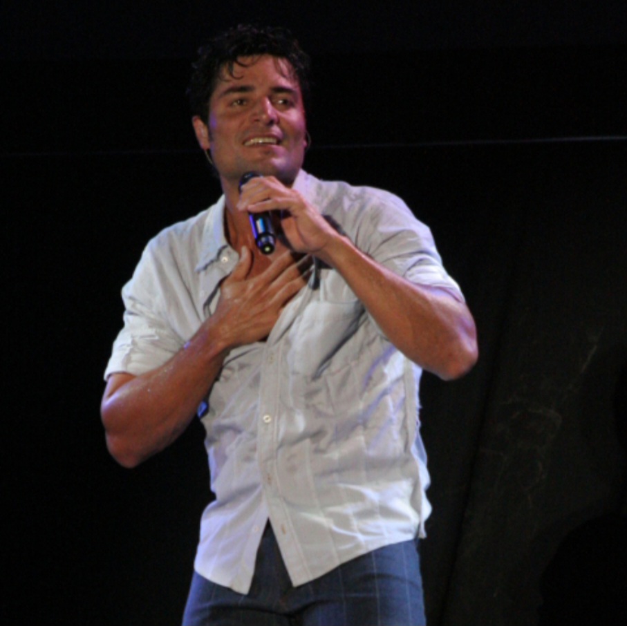 Chayanne: Nascido em Río Piedras, região de San Juan, o cantor e ator conquistou milhões de fãs com músicas românticas e apresentações marcadas pela dança. Entre seus sucessos estão “Torero” e “Dejaría Todo”.