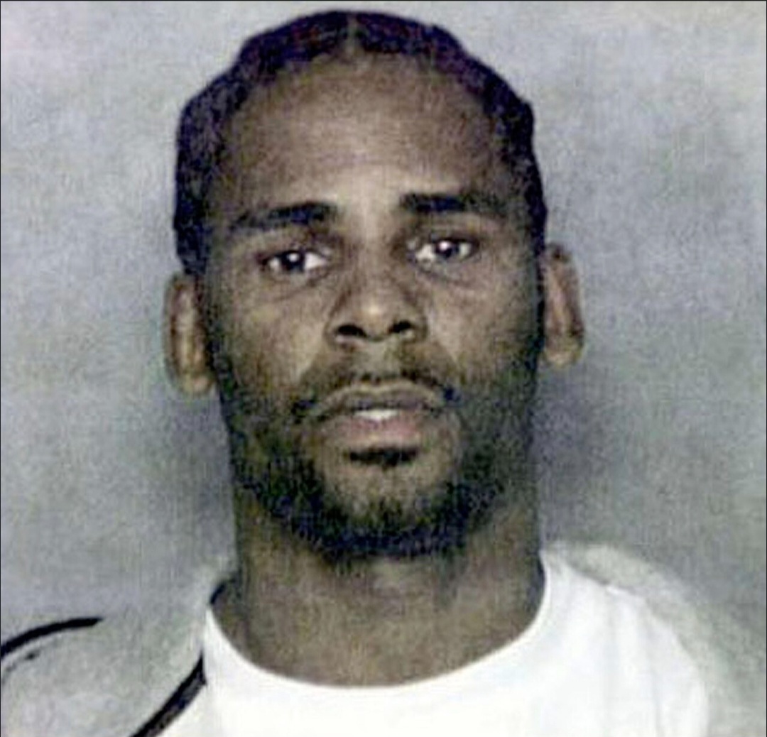 R. Kelly: O cantor norte-americano de R&B foi condenado em 2022 a 30 anos de prisão por crimes relacionados à exploração sexual, tráfico sexual e associação criminosa. Em 2023, recebeu outra pena de 20 anos por crimes envolvendo menores, dos quais apenas um ano foi acrescentado à condenação anterior.