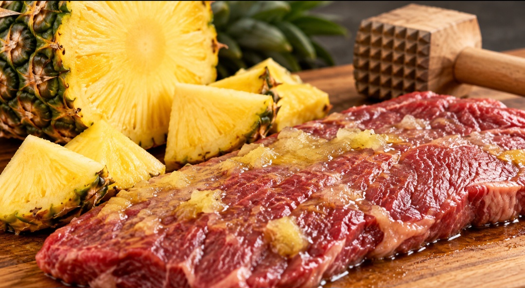 A capacidade de quebrar proteínas faz da bromelina uma aliada na cozinha. Ela pode ser utilizada para amaciar carnes, especialmente cortes mais resistentes. Entretanto, o contato prolongado pode deixar a textura excessivamente mole.