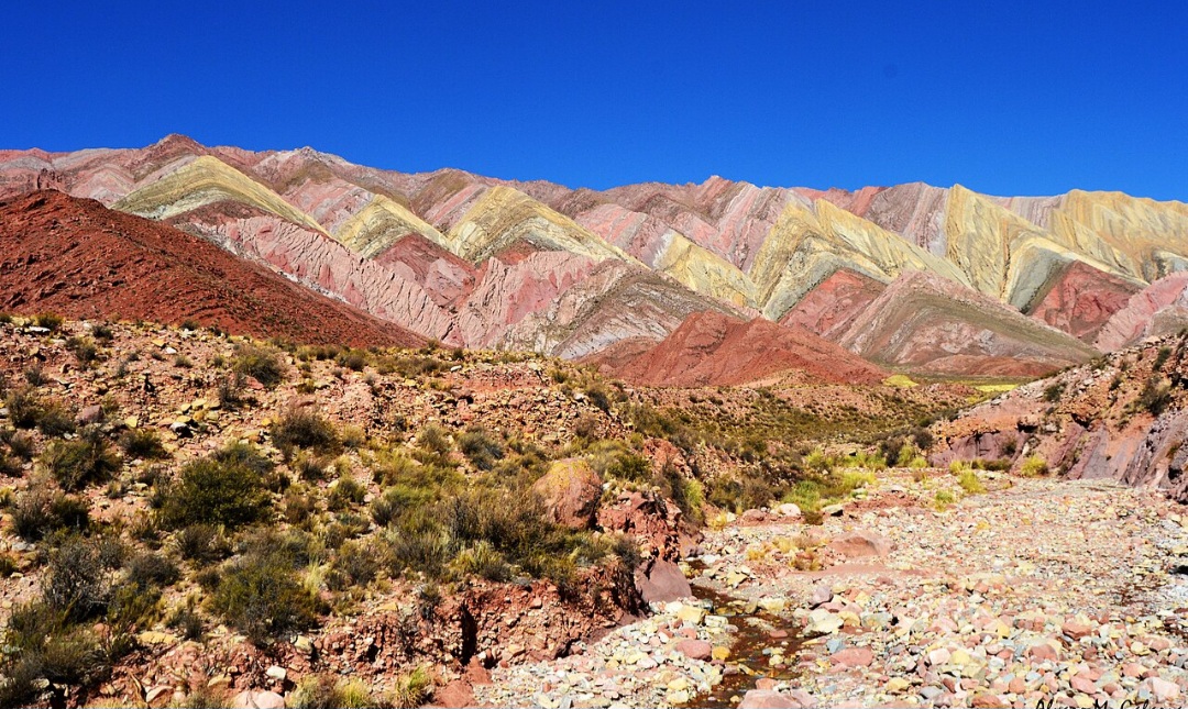 No norte da Argentina, uma impressionante formação montanhosa chama a atenção pelas faixas de cores que parecem pintadas à mão. Conhecida como Serranía de Hornocal ou Montanha das 14 Cores, essa paisagem da província de Jujuy reúne milhões de anos de história geológica e se tornou uma das atrações naturais mais fascinantes do país. Conheça suas curiosidades! -  (crédito: Alvaro galarza wikimedia commons )