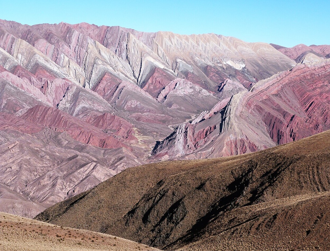 As rochas que compõem a Serranía de Hornocal guardam registros de antigos ambientes sedimentares. Com o movimento das placas tectônicas e a formação da Cordilheira dos Andes, essas camadas foram comprimidas, dobradas e elevadas. A erosão ajudou a revelar o desenho multicolorido observado atualmente.