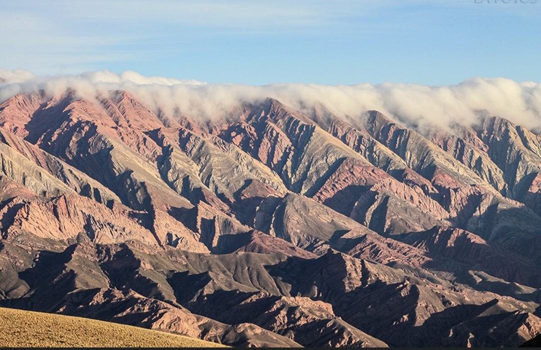 O principal mirante de Hornocal fica a aproximadamente 4.350 metros acima do nível do mar. A altitude proporciona uma vista panorâmica das montanhas, mas também exige cuidados. O ar rarefeito pode provocar falta de ar, dor de cabeça e tontura. Por isso, recomenda-se caminhar devagar, evitar esforços intensos e levar água e agasalhos. 