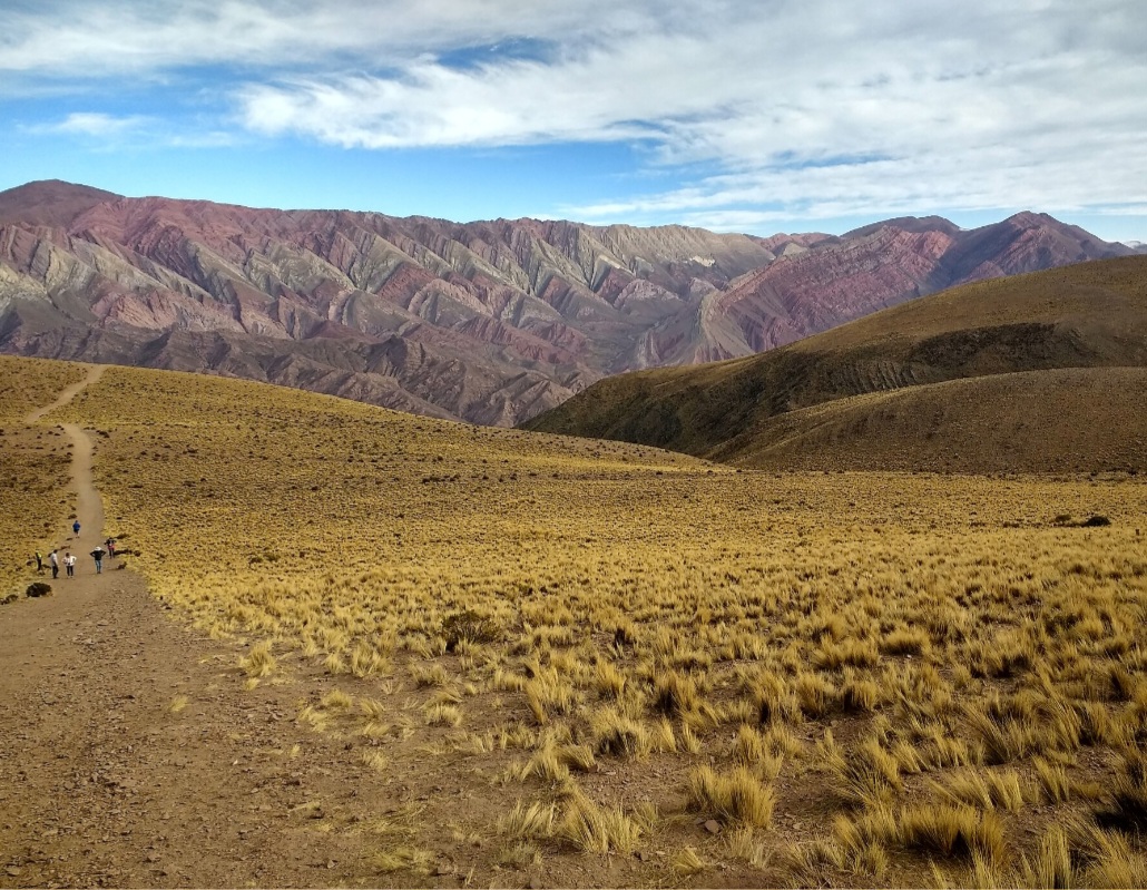 A Serranía de Hornocal se destaca entre os atrativos naturais da província de Jujuy. Suas montanhas multicoloridas também são comparadas ao famoso Cerro de los Siete Colores, em Purmamarca. A combinação de altitude, formas geométricas e diversidade de tonalidades transforma Hornocal em um destino procurado por turistas e fotógrafos interessados nas paisagens andinas. 
