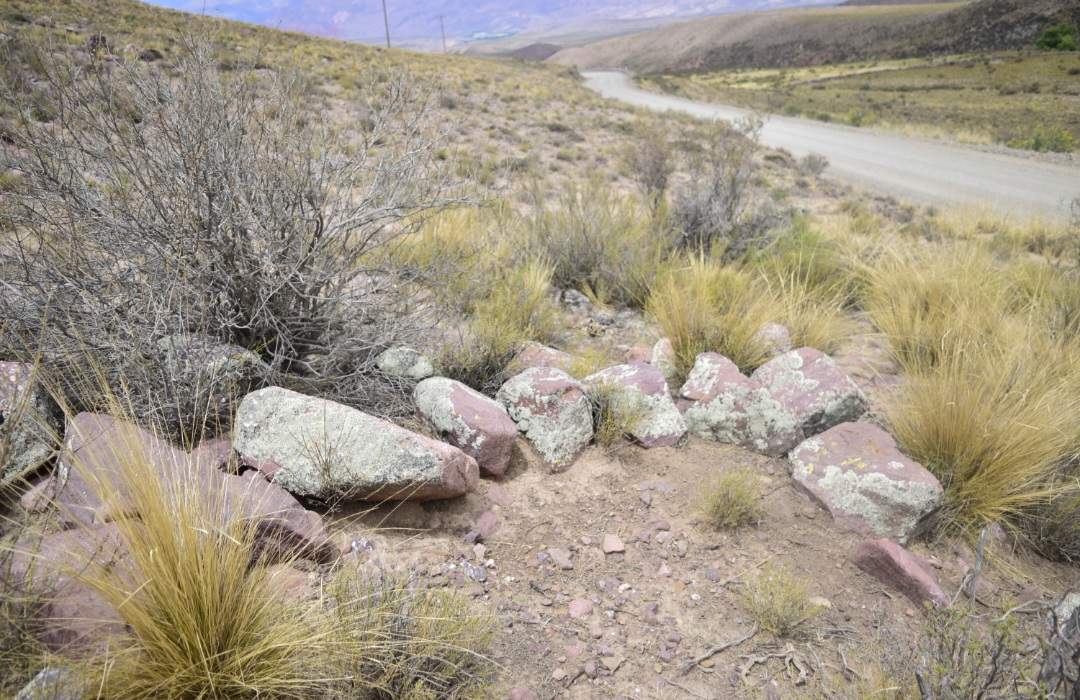 O acesso à Serranía de Hornocal é feito pela Ruta Provincial 73, a partir de Humahuaca. São aproximadamente 25 quilômetros por uma estrada de terra, com curvas acentuadas e trechos de montanha. O percurso revela paisagens típicas dos Andes e pode levar cerca de uma hora. Muitos turistas preferem contratar veículos com motoristas locais para realizar o passeio