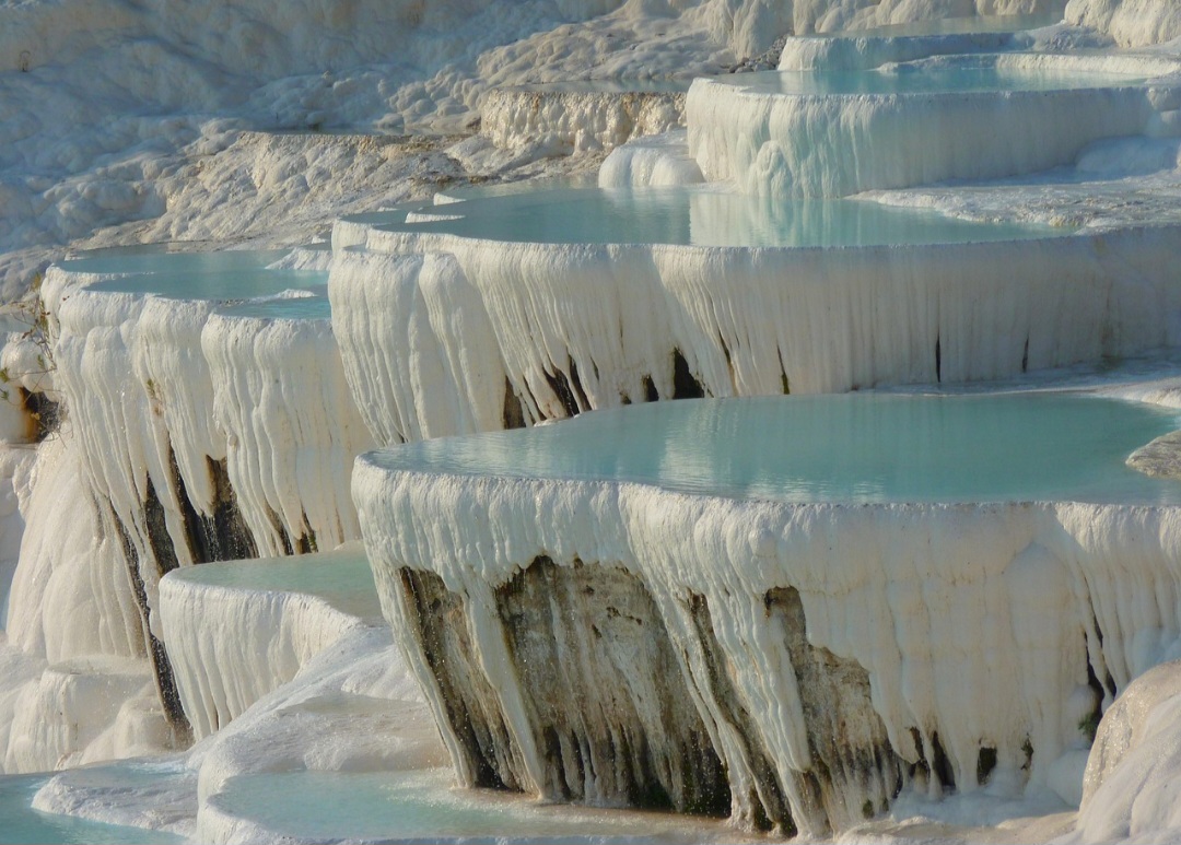 Além da beleza natural, a região abriga ruínas de uma antiga cidade romana. Conheça algumas curiosidades desse destino extraordinário.