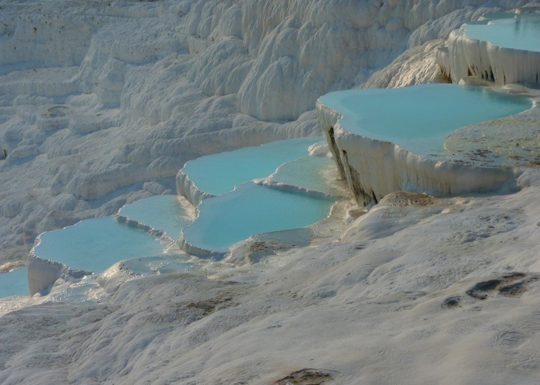 Localizado na província de Denizli, no sudoeste da Turquia, Pamukkale recebeu esse nome devido à aparência de suas formações brancas, que lembram grandes montes de algodão. Os terraços se espalham por uma encosta e criam uma paisagem singular, com piscinas naturais em diferentes níveis.