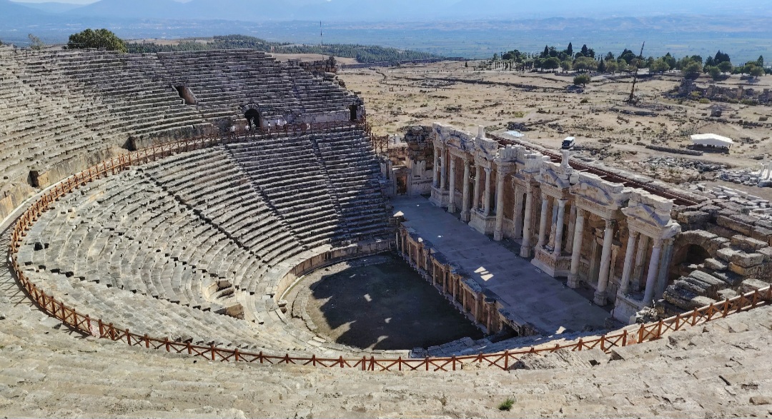 Pamukkale também abriga as ruínas de Hierápolis, cidade fundada no período helenístico e posteriormente desenvolvida sob domínio romano. Conhecida por suas fontes termais, tornou-se um importante centro de banhos e atividades religiosas. Entre seus vestígios estão templos, necrópoles, antigas ruas e um teatro monumental.