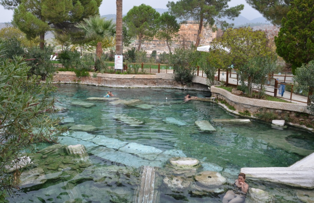 Uma das atrações mais curiosas da região é a chamada Piscina de Cleópatra, também conhecida como Piscina Antiga. Suas águas termais envolvem antigas colunas e fragmentos arquitetônicos submersos, associados à cidade de Hierápolis. Apesar do nome, não há comprovação histórica de que a rainha egípcia tenha frequentado o local.