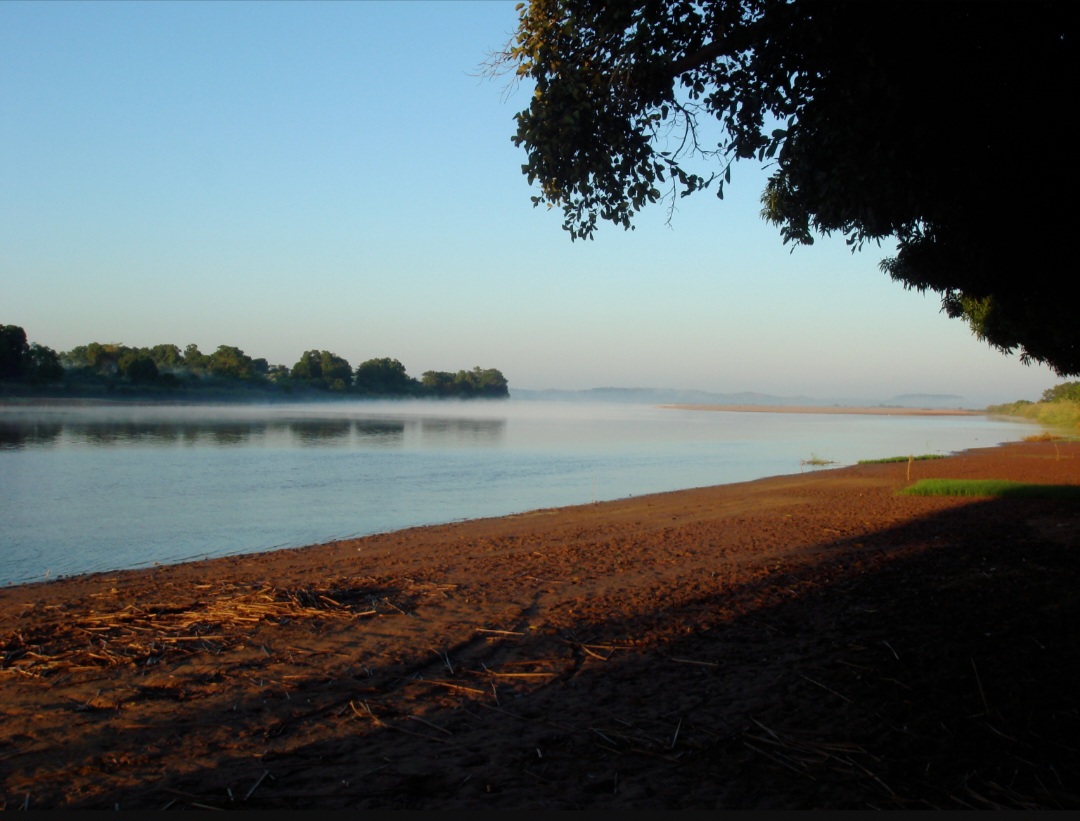 O rio Manambolo atravessa uma paisagem de grandes desfiladeiros, cercados por paredões calcários e vegetação. Ao longo de seu percurso, existem cavernas e formações naturais que ajudam a revelar a complexa história geológica dessa região de Madagascar. 