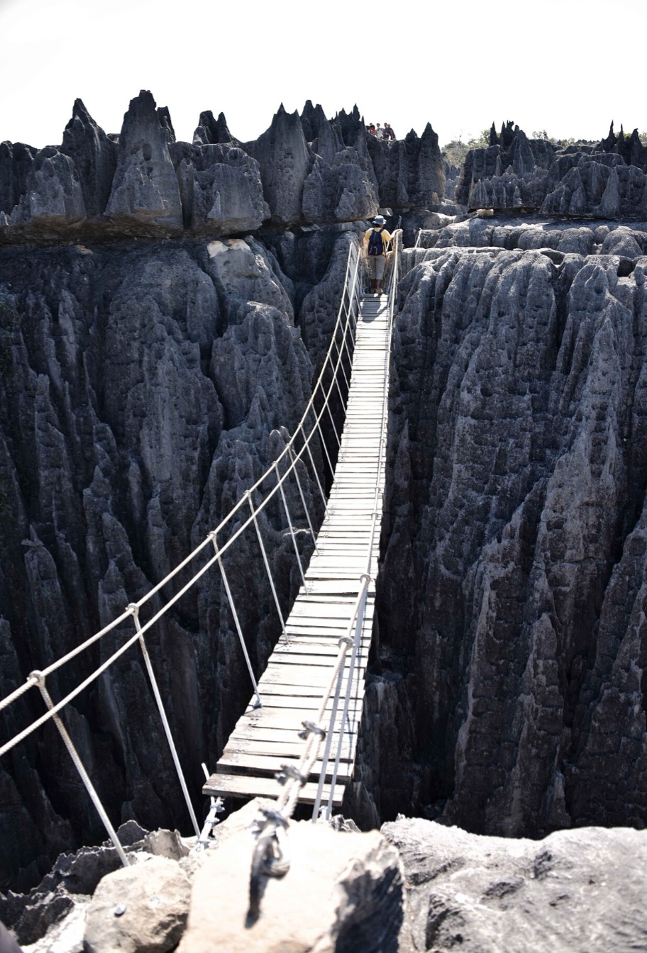 Uma das experiências mais impressionantes de Tsingy de Bemaraha é atravessar pontes suspensas entre as formações calcárias. Os roteiros mais desafiadores também incluem escadas, passagens estreitas e mirantes que permitem observar do alto a imensa floresta de pedras.