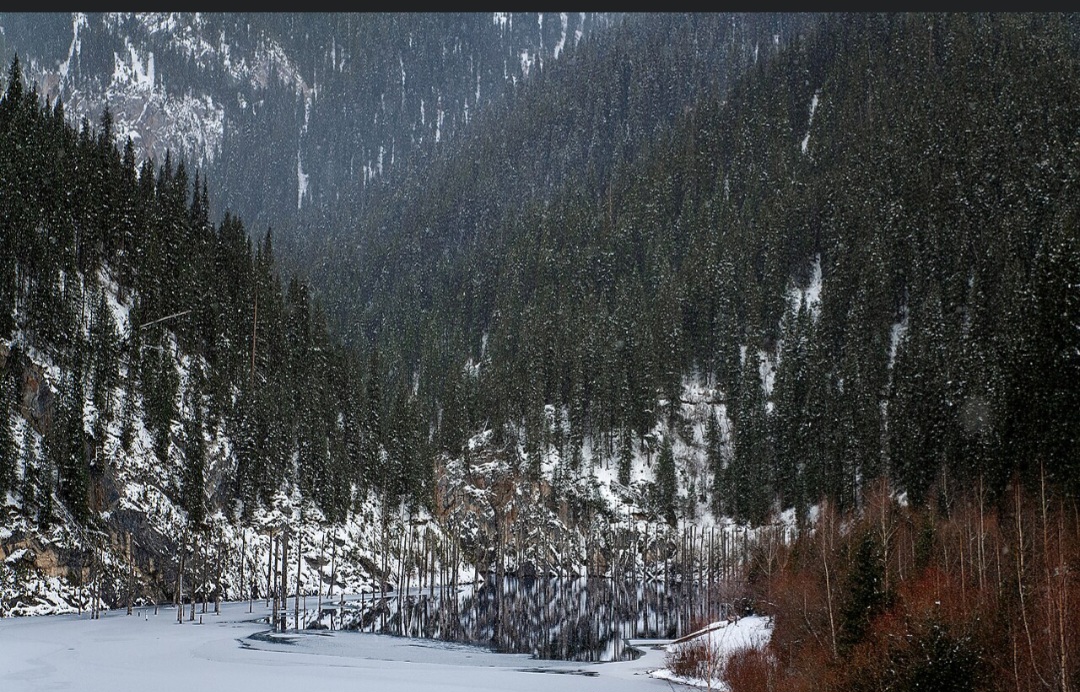 Durante o inverno, as baixas temperaturas fazem a superfície do Lago Kaindy congelar, formando uma camada de gelo frequentemente coberta por neve. Os troncos das árvores submersas permanecem no mesmo lugar, criando uma paisagem impressionante. Com a chegada da primavera, o gelo derrete e as águas voltam a revelar a floresta inundada.