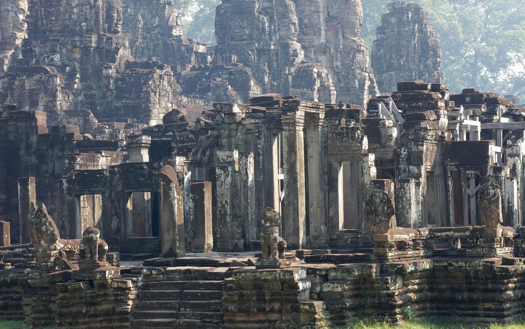 As paredes de Angkor Wat apresentam extensos baixos-relevos que retratam episódios da mitologia hindu e acontecimentos históricos. Entre as representações estão cenas do Ramayana e do Mahabharata, importantes narrativas da tradição indiana. Também se destacam figuras femininas celestiais esculpidas em pedra, conhecidas como apsaras.