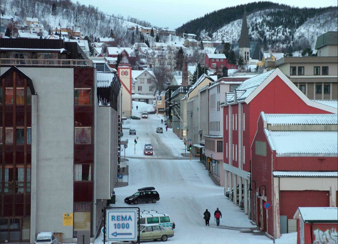 A história do bolo está ligada a Hulda Ottestad, proprietária de um café na cidade norueguesa de Harstad. Na década de 1930, ela adaptou uma receita de origem dinamarquesa, que acabou se transformando no famoso Kvæfjordkake.