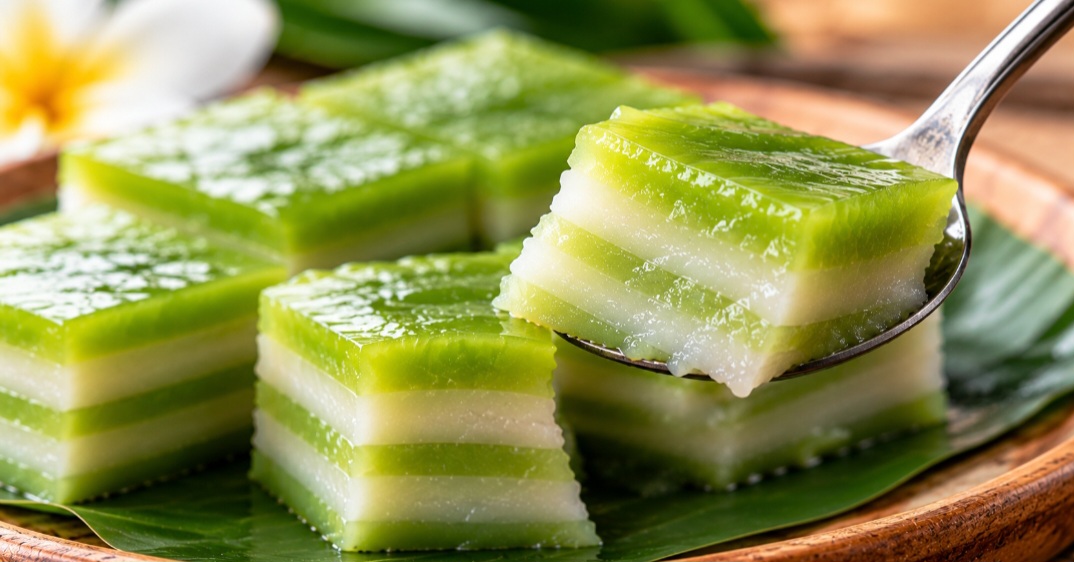 O Khanom Chan é um doce tailandês preparado no vapor, formado por camadas finas e alternadas. Sua consistência é macia, ligeiramente elástica e delicadamente pegajosa, resultado da combinação de diferentes farinhas e do leite de coco.
