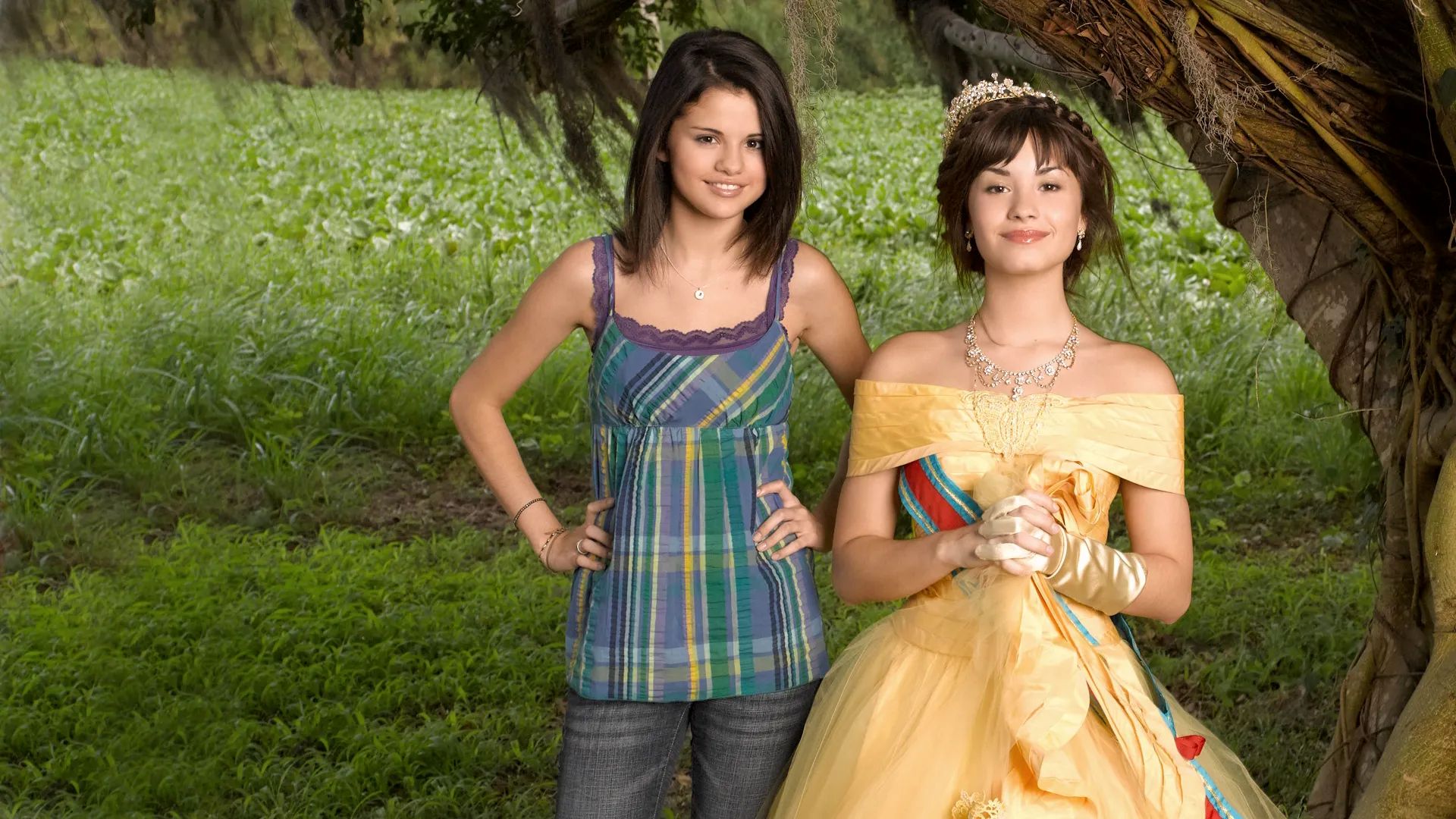 Apesar da amizade construída desde a infância, Selena e Demi passaram por períodos de afastamento e, inclusive, deixaram de se seguir nas redes sociais. Em 2020, Demi afirmou que as duas não eram amigas, embora continuasse sentindo carinho por Selena. A reaproximação ganhou força em abril de 2026, quando Selena compareceu a um show de Demi, em Orlando, nos Estados Unidos.
