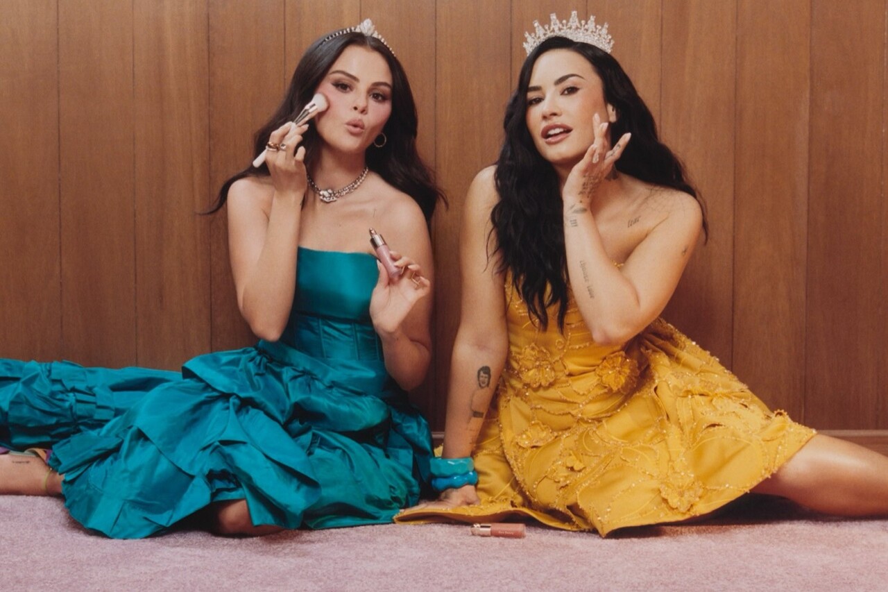 A colaboração apresenta o kit “The Delena: Soft Pinch Blush Bundle”, cujo nome faz referência ao apelido criado pelos fãs para a dupla. O conjunto reúne dois blushes líquidos da Rare Beauty: Hope, escolhido por Selena, e Virtue, favorito de Demi, além de um pincel especial. Os produtos já estão disponíveis no site da marca, mas ainda não há previsão de lançamento no Brasil.
