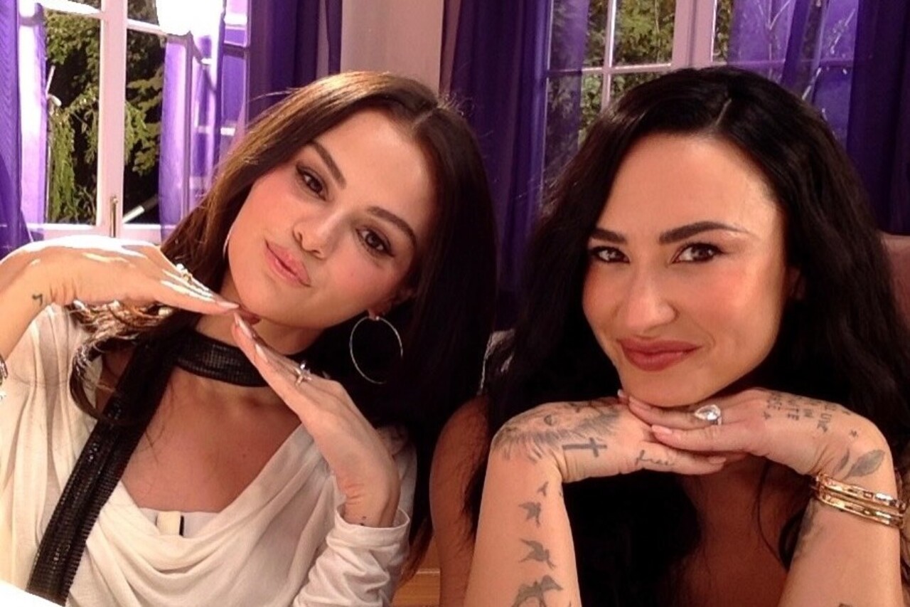 Selena Gomez e Demi Lovato surpreenderam os fãs ao aparecerem juntas em uma campanha comercial da Rare Beauty, marca de maquiagem de Selena. A parceria recebeu o slogan “Still Making Each Other Blush”, que pode ser traduzido como “Ainda fazendo uma à outra corar”, em uma referência à amizade das artistas e aos produtos divulgados.
 -  (crédito: Reprodução / Instagram)