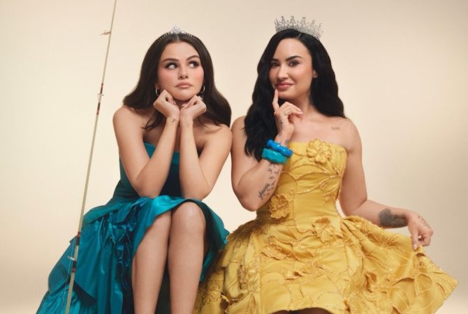 Selena Gomez e Demi Lovato celebram amizade em campanha da Rare Beauty