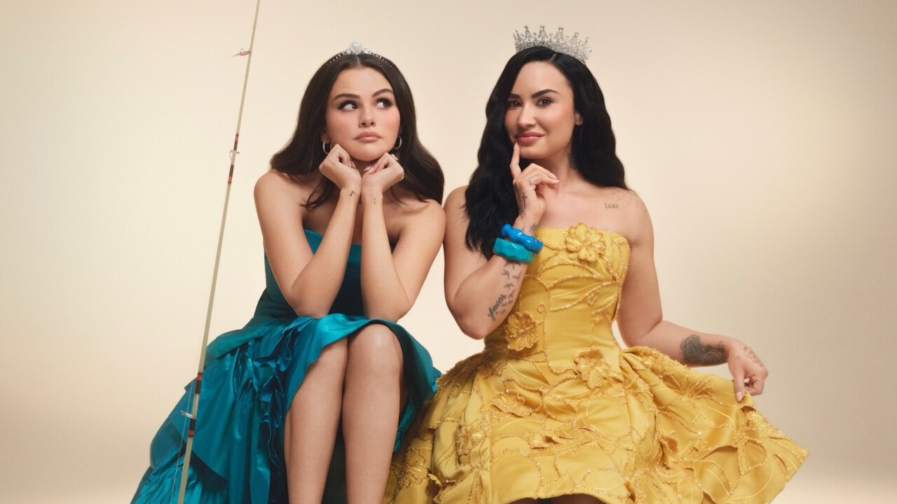Para divulgar a coleção, as duas recriaram o pôster de “Programa de Proteção para Princesas”, filme do Disney Channel lançado em 2009. No TikTok, Selena e Demi também publicaram um vídeo em que dublaram uma cena de “Sunny Entre Estrelas”, série protagonizada por Demi.
