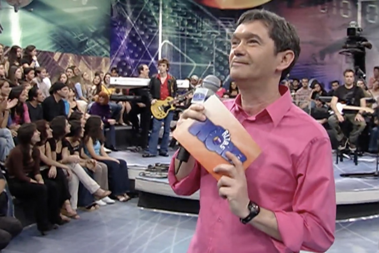 Antes de ir para a Globo, Groisman também comandou o TV Mix, na TV Gazeta, e o Programa Livre, no SBT, onde permaneceu por oito anos. Em 1999, o apresentador chegou à TV Globo e, em outubro do ano seguinte, estreou o Altas Horas. 