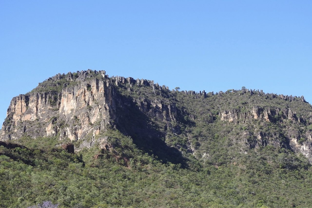 A trilha tem trechos íngremes, pedras soltas e cascalho, o que exige atenção e preparo físico dos visitantes. A subida até o primeiro ponto do topo tem cerca de 720 metros e pode ser considerada de dificuldade média, segundo disse ao g1 Andréia Bernardes, gestora de turismo na região das Serras Gerais. 
