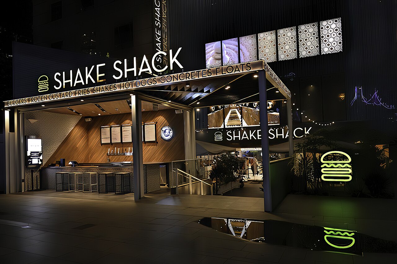 A história da marca Shake Shack começa em 2001, quando o empresário Danny Meyer criou um carrinho de cachorro-quente no Madison Square Park, em Nova York, para apoiar um projeto de revitalização do espaço público. O sucesso da iniciativa levou à abertura do primeiro quiosque permanente em 2004.