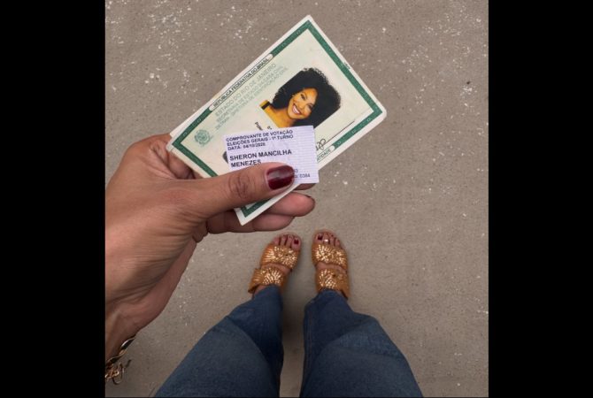 Sheron Menezzes recebe elogios por foto 3×4 do RG nas redes sociais