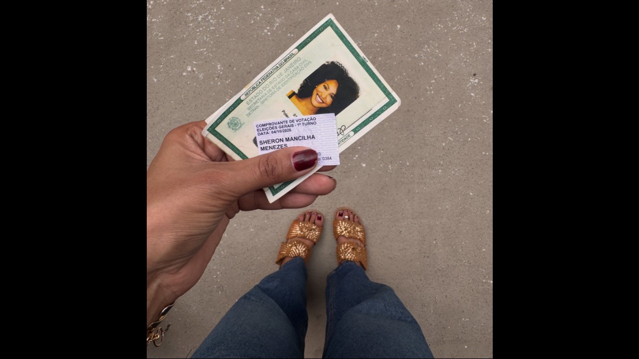 Sheron Menezzes recebeu diversos elogios nas redes sociais após compartilhar uma foto de seu documento de identidade e mostrar que votou no primeiro turno das Eleições de 2026, realizado no dia 4 de outubro. Mas o que chamou mesmo a atenção dos seguidores foi a foto 3x4 da atriz, que recebeu uma série de elogios pela beleza. 
 -  (crédito: Reprodução / Instagram)