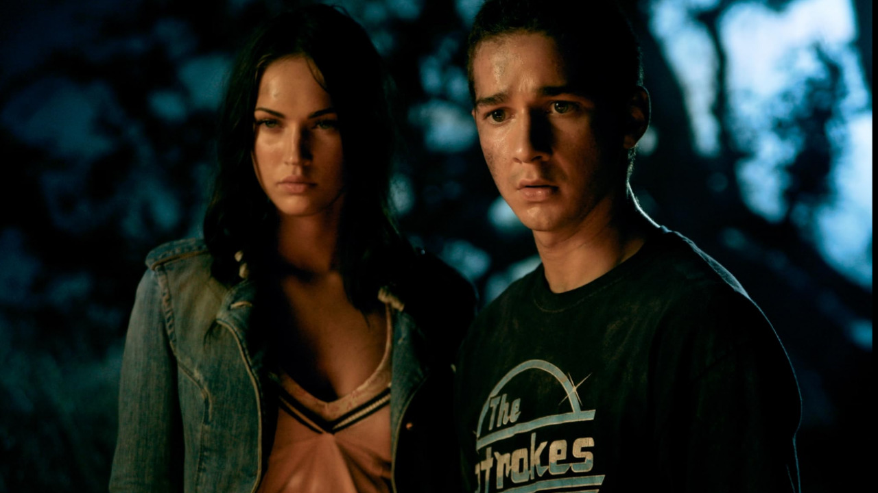 Foi apenas em 2007 que os Autobots e Decepticons ganharam uma versão live-action para os cinemas. Dirigido por Michael Bay e estrelado por Shia LaBeouf, Megan Fox e Josh Duhamel, “Transformers” acompanha a história de Sam Witwicky, personagem de LaBeouf, que descobre que seu carro é, na verdade, um robô e acaba envolvido na antiga guerra entre as duas facções alienígenas.
