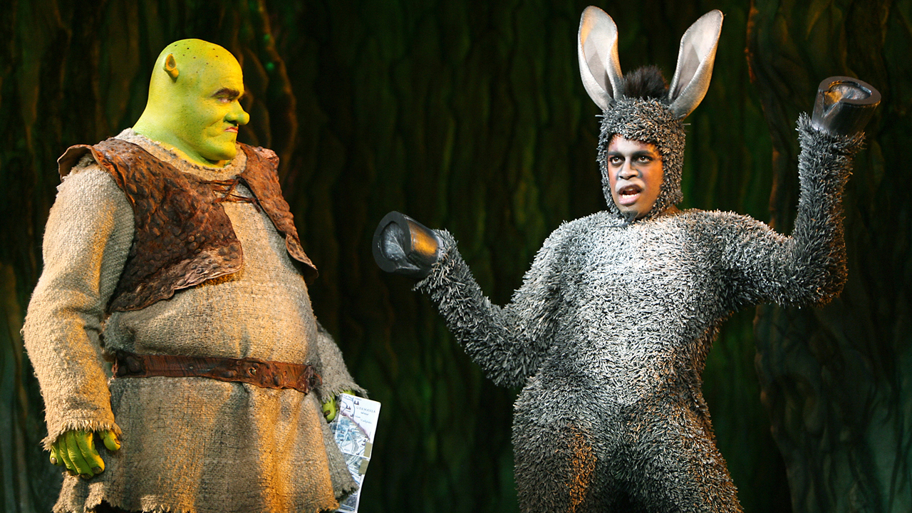 Nos palcos, “Shrek - O Musical” estreou na Broadway em 2008 e recebeu oito indicações ao Tony. Já a primeira montagem brasileira estreou no Rio de Janeiro em 2012, no Teatro João Caetano, com versão das músicas para o português assinada por Cláudio Botelho. O elenco teve Diego Luri como Shrek, Rodrigo Sant’Anna como o Burro e Sara Sarres como Fiona.
